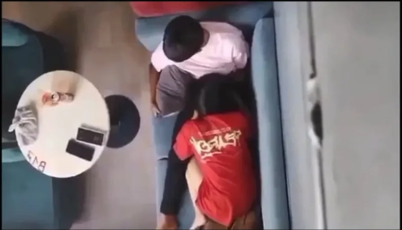 Quay lén ghệ bú bú cho cô bạn gái nơi công cộng