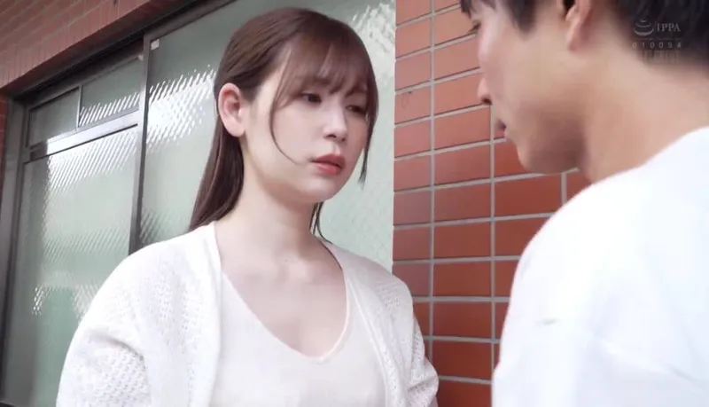Chồng yêu tẻ nhạt, cô vợ nhận ra cậu thanh niên nhà kề bên tốt hơn